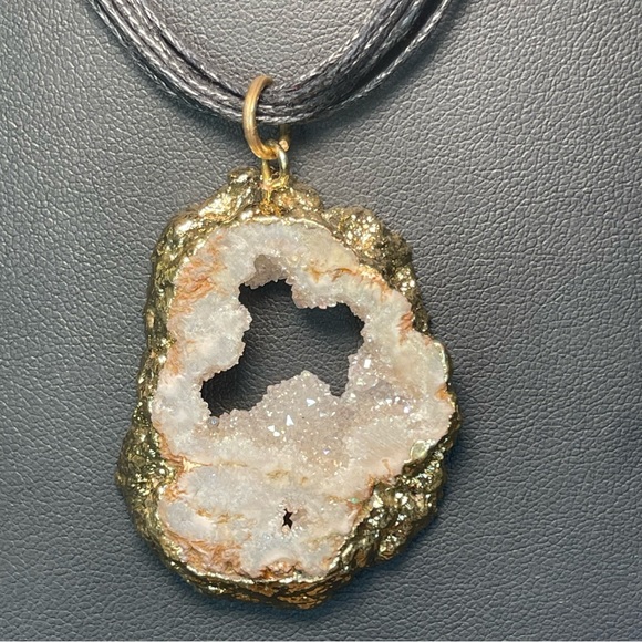Quartz Geode Stone Pendant Necklace Gold Tone Black Corded Necklace - Picture 10 of 13
